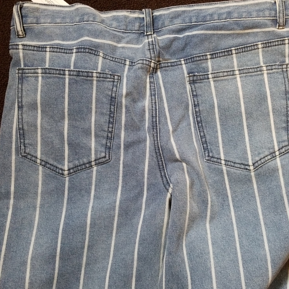 High Rise Crops - Picture 4 of 4